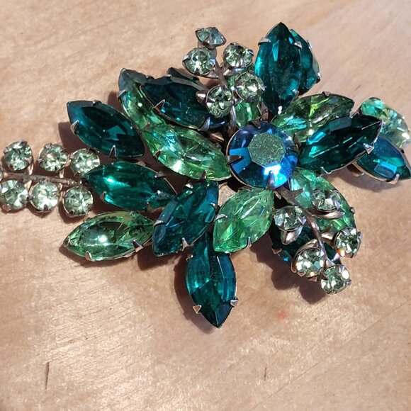 Vintage rhinestone brooch emerald rhinestone - Picture 2 of 5